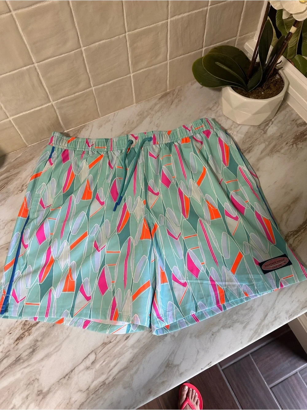 Vineyard Vines. Size L 7” Printed Chappy Swimwear Surfboards Aquasky